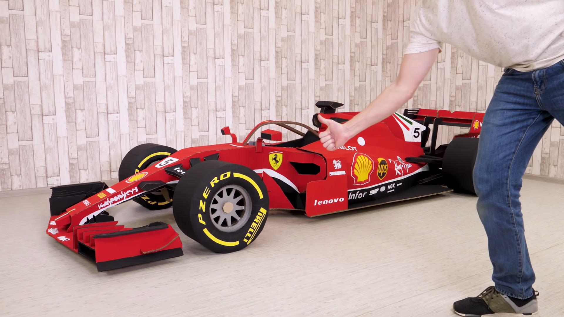 1 3 1スケール ダンボールで作られたフェラーリ F1
